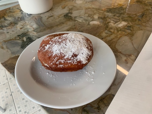 Pączek z powidłami ośnieżony